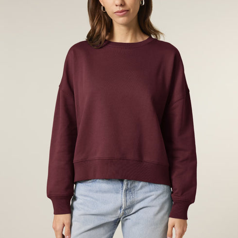 Front view of women’s burgundy organic cotton crewneck sweatshirt on model – Louvóre athleisure apparel
