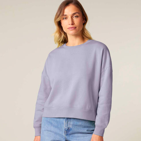 Front view of women’s lavender organic cotton crewneck sweatshirt on model – Louvóre athleisure apparel
